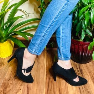 APOSTROPHE Penelope Black Cross-Over Pumps